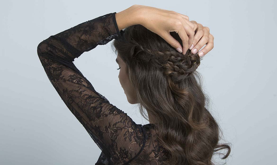 La Laca Elnett de L’Oréal Paris te ayudará a fijar tus moños con trenzas y también el resto del cabello si optas por un semirecogido.